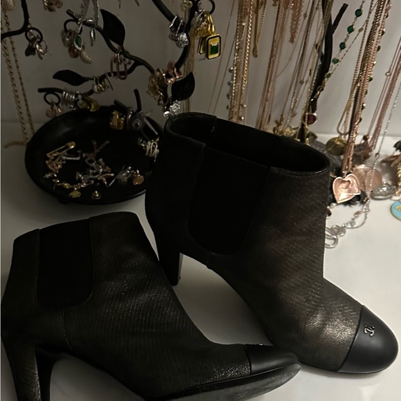 CHANEL Metallic Black Gold Bronze
Black Nubuck Cap Toe Mid Heel Ankle W 39 1/2 - Picture 5 of 8